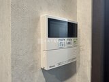 エクサム赤坂 壁に設置された給湯器のリモコンパネル