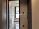 エクサム赤坂 玄関から奥の廊下を見た落ち着いた空間