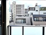 エクサム赤坂 バルコニーから見た周辺建物と開放的な空の風景