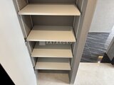 エクサム赤坂 玄関の壁面収納、複数の棚板で荷物をたっぷり整理できる様子