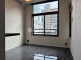 エクサム赤坂 都市風景を見渡す大きな窓のある落ち着いた洋室