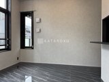 エクサム赤坂 黒い縦長窓と落ち着いた色合いのシンプルな室内空間
