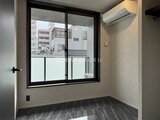 エクサム赤坂 大きな窓から光が入る落ち着いた洋室