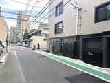 クリアル文京千石2 前面道路から見た建物と駐車スペースの様子