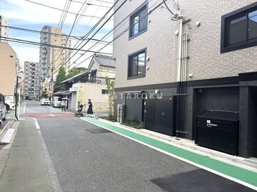 クリアル文京千石2 前面道路から見た建物と駐車スペースの様子