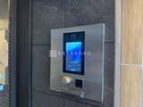 クリアル文京千石2 モダンなエントランスに設置されたスマートロックシステム