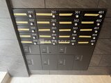 クリアル文京千石2 落ち着いた色合いの集合郵便受けと宅配ボックス