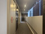 クリアル文京千石2 エレベーターホール付きの落ち着いた印象の廊下空間