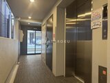クリアル文京千石2 エレベーターホール、モダンで落ち着いた雰囲気の共用廊下