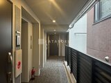 クリアル文京千石2 共用廊下から見たエレベーターホール周辺の落ち着いた印象の空間
