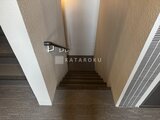 クリアル文京千石2 階段の上部から明るい光が差し込む共用階段通路