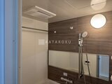 クリアル文京千石2 木目調パネルと白タイルが調和したモダンな浴室