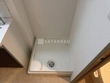 クリアル文京千石2 白い浴槽とシンプルな換気口が見える清潔なバスルーム