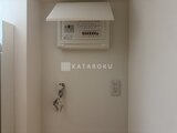 クリアル文京千石2 分電盤と収納付きの玄関スペース