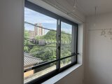 クリアル文京千石2 緑が見える窓からの開放的な眺望と明るいリビング空間