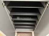 クリアル文京千石2 天井裏の収納スペースに並ぶ複数の黒い棚板