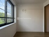クリアル文京千石2 大きな窓から光が入る明るい洋室、ロフト用の金具が付いた壁