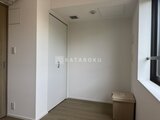 クリアル文京千石2 明るい窓からの採光が入る洋室の一角