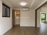 クリアル文京千石2 明るい窓と収納が備わった開放的なリビングスペース