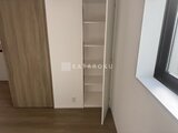 クリアル文京千石2 開放的な棚を備えた玄関スペースから見た室内