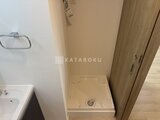 クリアル文京千石2 洗面台と洗濯パンが配置されたコンパクトな洗面脱衣室