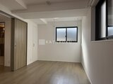 クリアル文京千石2 開放的なワンルーム空間、木調フローリングと採光窓のある室内