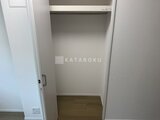 クリアル文京千石2 クローゼット内部のハンガーパイプと棚を設置した収納スペース