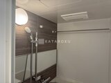 クリアル文京千石2 モダンなデザインのシャワールームと洗い場の様子