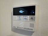 クリアル文京千石2 給湯器パネルが備え付けられた浴室の壁