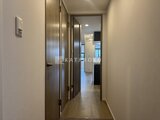 クリアル文京千石2 木製ドアが並ぶ廊下から居住空間へと続く通路