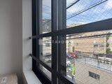 クリアル文京千石2 黒いサッシの窓から街並みを望むバルコニーの様子