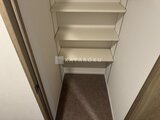 クリアル文京千石2 明るい照明の付いた壁面棚と奥行きのある収納スペース