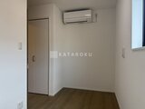 クリアル文京千石2 明るい日差しが入るシンプルな洋室、エアコン付き