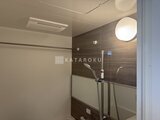 クリアル文京千石2 木目調タイルと白基調でまとめたモダンな浴室