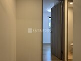 クリアル文京千石2 玄関から居室へつながる廊下と木調ドアの様子