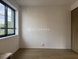 クリアル文京千石2 大きな窓から採光を得る、落ち着いた洋室