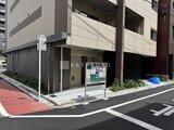 ウィーブベース上野ノース 前面道路から見た建物エントランス付近の外観
