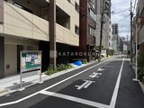 ウィーブベース上野ノース 建物エントランス前の街路から見た、落ち着いた印象の建物外観