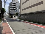 ウィーブベース上野ノース 前面道路から見た建物と周辺の街並み