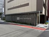 ウィーブベース上野ノース モダンな外観の建物に設けられた駐車場入口の様子