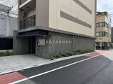 ウィーブベース上野ノース 濃いグレー調のモダンなエントランスと前面道路の様子