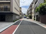 ウィーブベース上野ノース 緑を配置した開放的な建物外観と整備された前面道路の様子