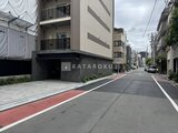 ウィーブベース上野ノース 建物前面の街路から見たモダンな外観と車寄せの様子