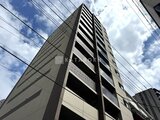 ウィーブベース上野ノース 青空を背景に撮影したモダンな高層マンションの外観