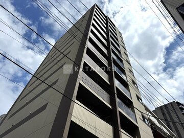 ウィーブベース上野ノース 青空を背景に撮影したモダンな高層マンションの外観