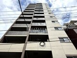 ウィーブベース上野ノース 下から見上げた建物の外観と青空