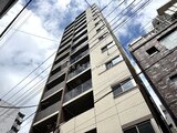 ウィーブベース上野ノース 青空を背景とした中層マンションの建物外観