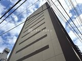 ウィーブベース上野ノース 青空に映えるグレーを基調としたモダンな建物外観