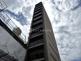 ウィーブベース上野ノース 空を背景にした縦長の建物外観