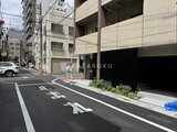ウィーブベース上野ノース 前面道路から見た建物外観と駐車場入口の様子